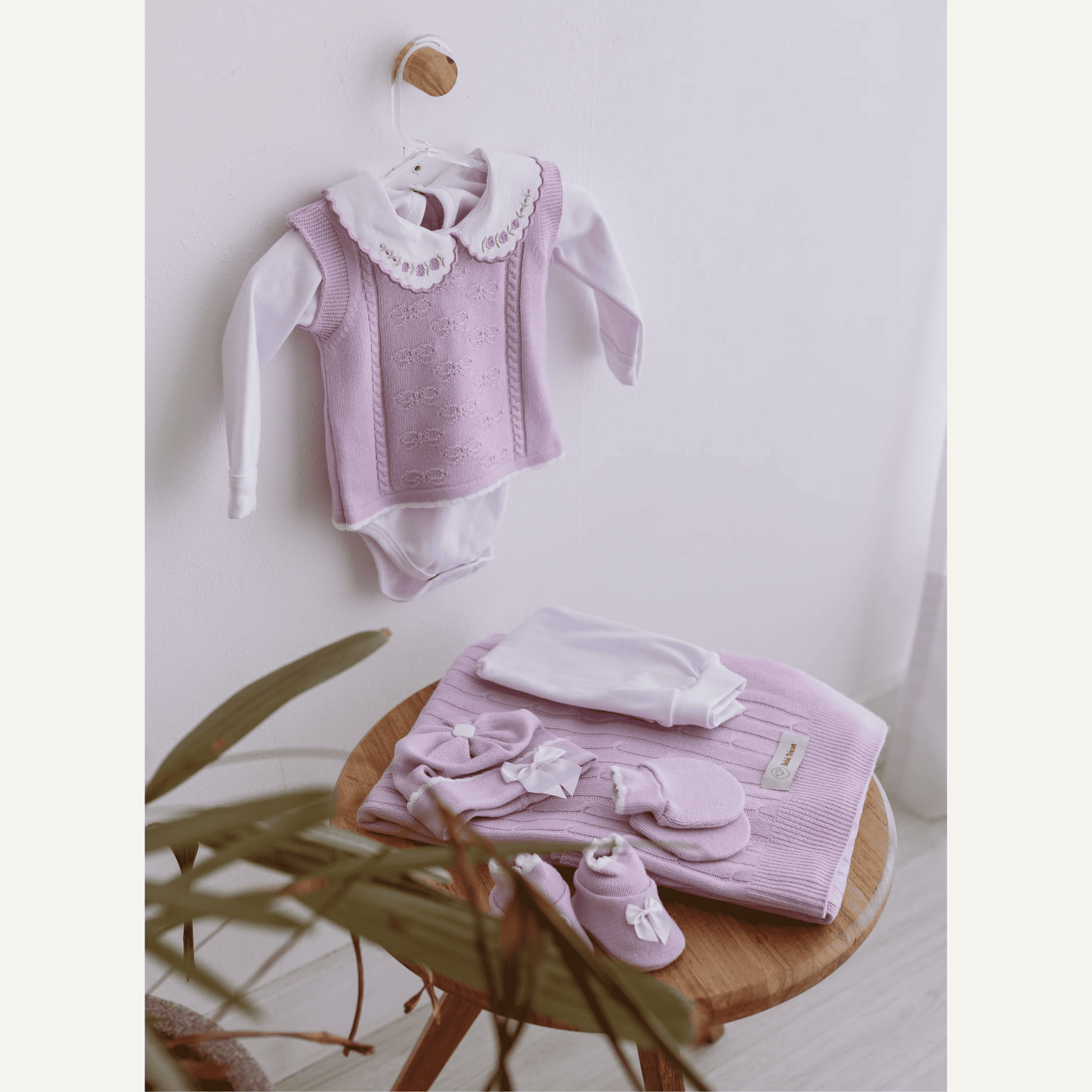 Saída de Maternidade Feminina – Conjunto Abraço | 7 Peças Exclusivas